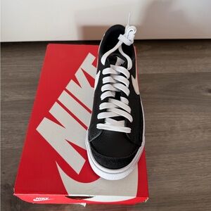 Nike Men's Classic Black and White Sneakers